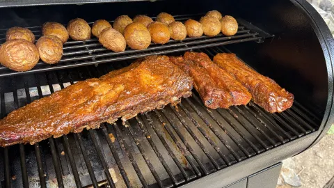Šťavnatá BBQ baby back žebra po metodě 3-2-1 na peletovém grilu těsně před dokončením glazování.
