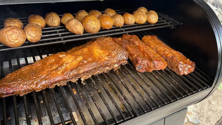 Šťavnatá BBQ baby back žebra po metodě 3-2-1 na peletovém grilu těsně před dokončením glazování.