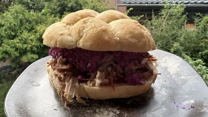 Domácí houska plněná šťavnatou trhanou vepřovou krkovicí a salátem coleslaw připravená na peletovém grilu.