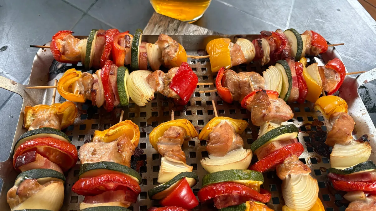 Šťavnaté kuřecí špízy se slaninou, paprikou, cuketou a cibulí připravené na peletovém grilu Pit Boss Lexington.